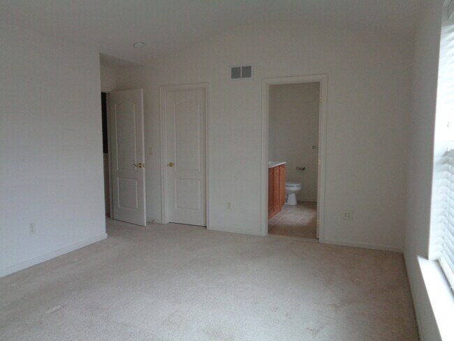 Foto del edificio - BEAUTIFUL FORKS TOWNSHIP TOWNHOME
