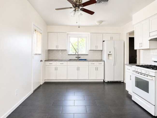 Foto del edificio - 708 White Ln