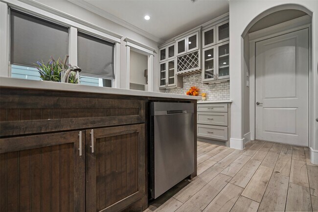 Building Photo - 6533 Castlebay Dr