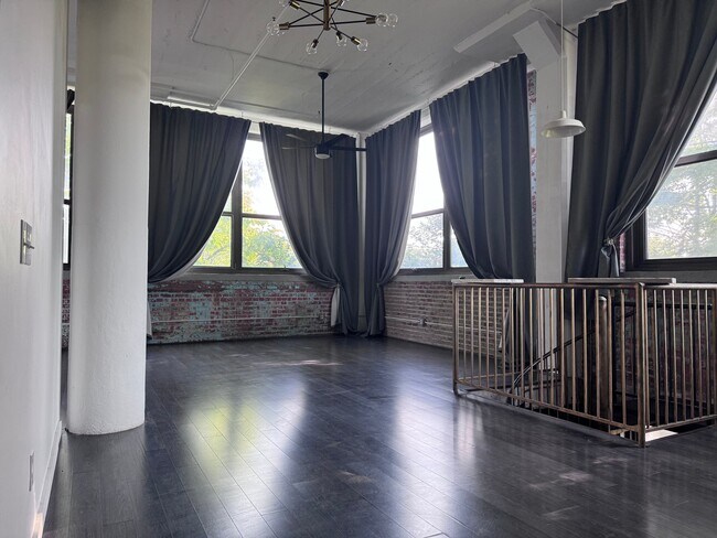 Foto del edificio - 8205 Franklin Blvd