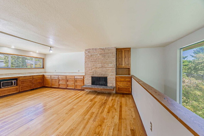 Building Photo - Five-bedroom in Kent, Scenic Hill Neighbor...