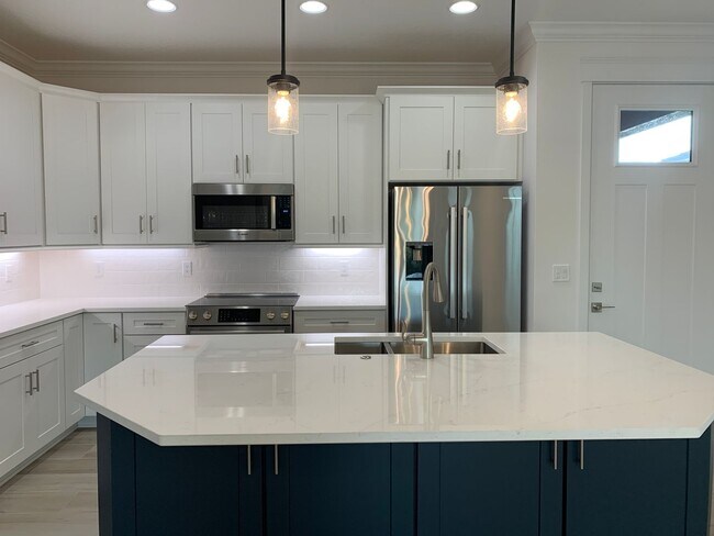 Building Photo - End Unit 3 bedroom Townhome