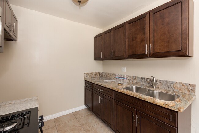 Foto del edificio - 16215 Vanowen St