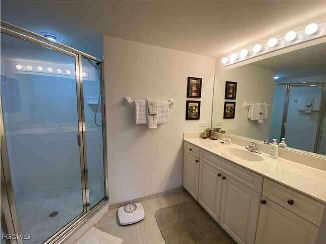 Foto del edificio - 1795 Four Mile Cove Pkwy