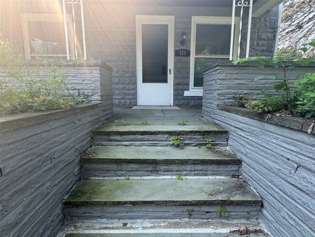 Building Photo - 325 Riverside Dr