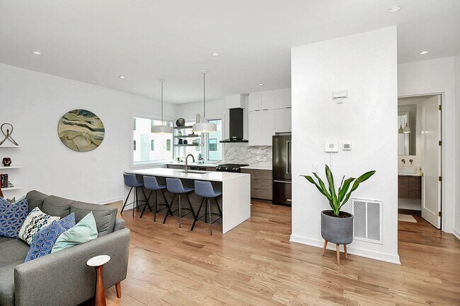 Foto del edificio - Indulge in luxury with this spacious corne...