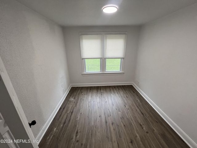 Foto del edificio - 451 Long Branch Blvd