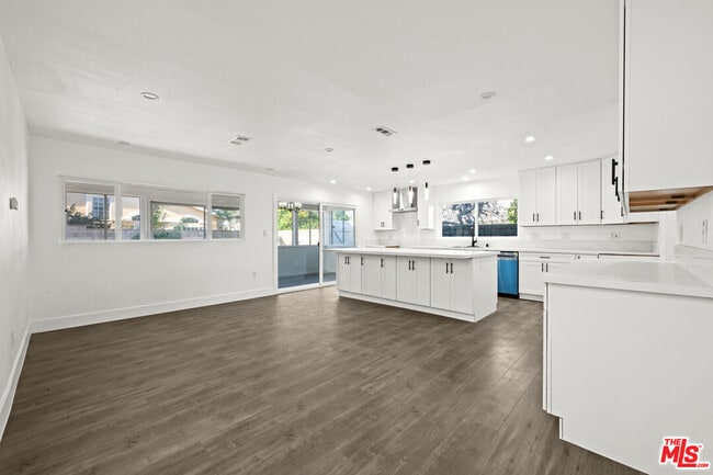 Building Photo - 6257 Lindley Ave