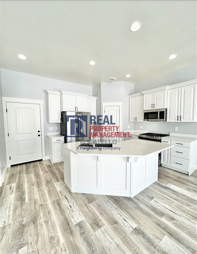 Building Photo - "AMAZING NEW HOME FOR RENT" 3 Bed 2 Bath - 2 Car Garage