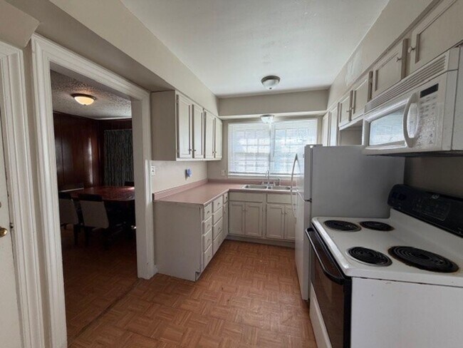 Foto del edificio - 3 bedroom 2 bed available NOW!
