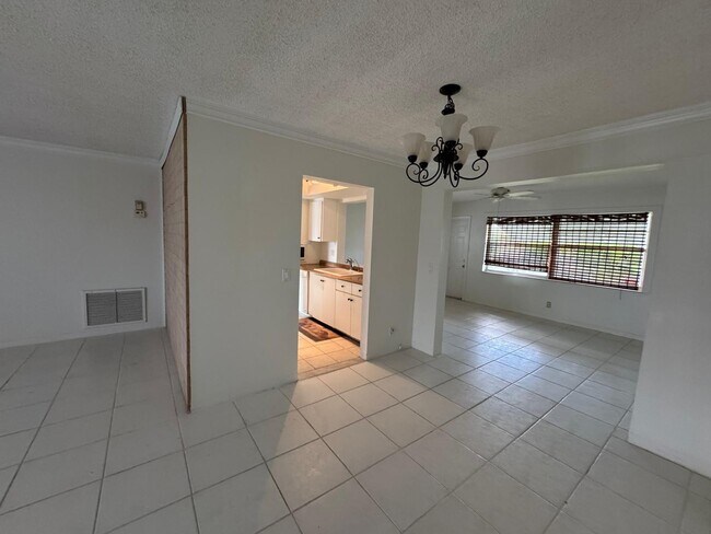 Foto del edificio - 2397 SW Congress Blvd