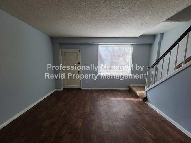 Building Photo - 2 Bedroom 1 Bath!