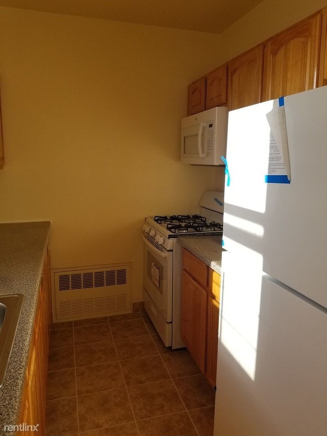 Building Photo - 3 br, 1.5 bath  - 584 E 167th St