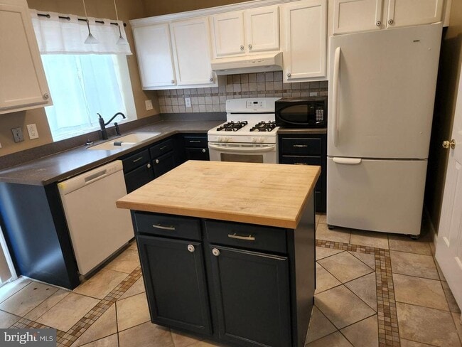 Building Photo - 7148 Westfield Ct