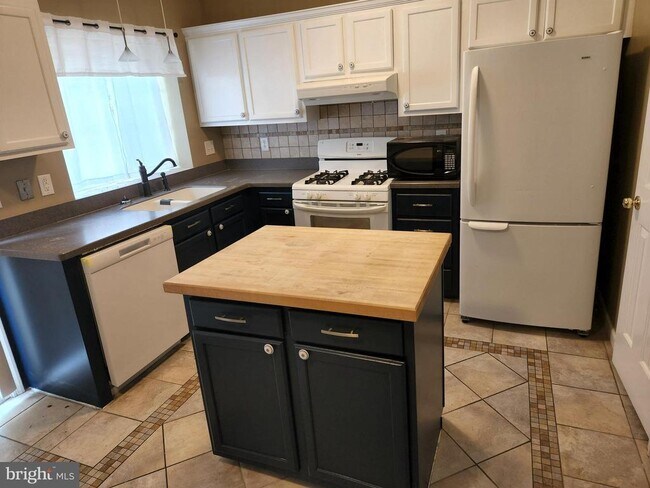 Foto del edificio - 7148 Westfield Ct