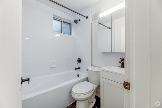 2BR, 1BA - 570SF - Bathroom - 1252 Davenport Rd