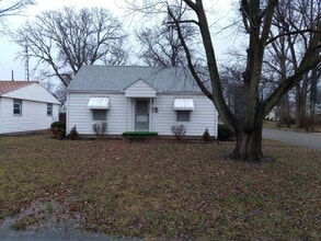 Building Photo - 3000 W Devon Rd