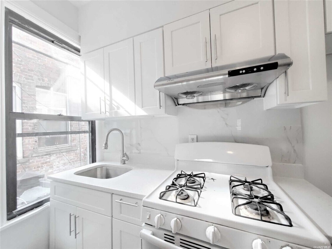 Primary Photo - 76-12 Woodside Ave