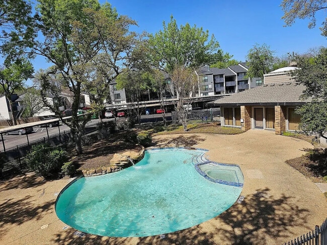 Foto del edificio - Room in Condo on Skillman St