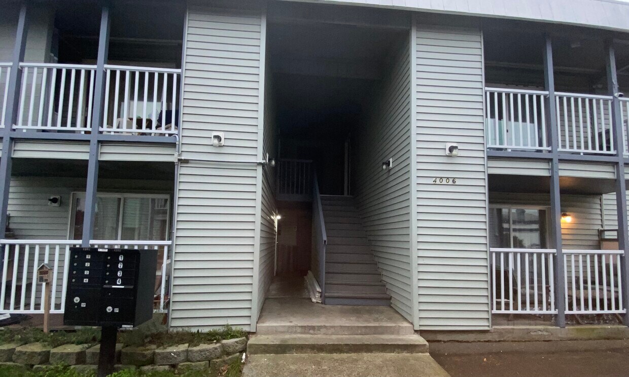 Building Photo - 4006 S Lawrence St