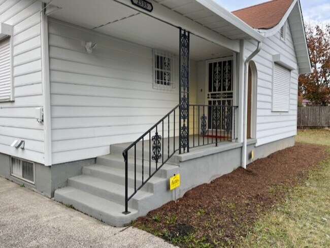 Building Photo - Classic Bungalow w/ Beautiful Updates ~ 3 ...