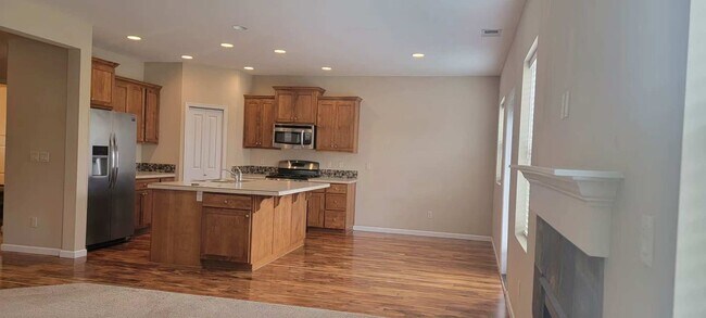 Building Photo - 4 bedroom with one large bonus room