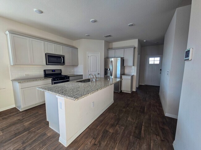 Foto del edificio - Room in House on Brody Ln