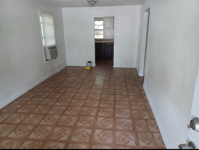 Building Photo - 1010 E Sligh Ave