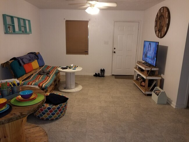 Sala de estar - 1082 Shellie Ln