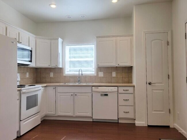 Building Photo - Modern Home Near Downtown Only $1,800!