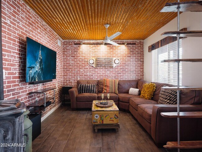 Building Photo - 4019 E Indianola Ave