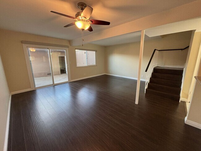 Foto del edificio - Clean and upgraded 3 bedroom townhouse available in Fountain Valley