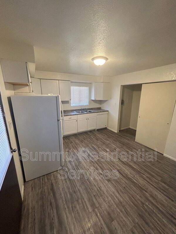 Building Photo - 959 E Alvord Rd