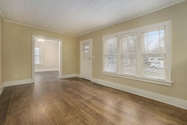 Foto del edificio - $1450- 2 Bedroom home, Renovated, NEW PICT...