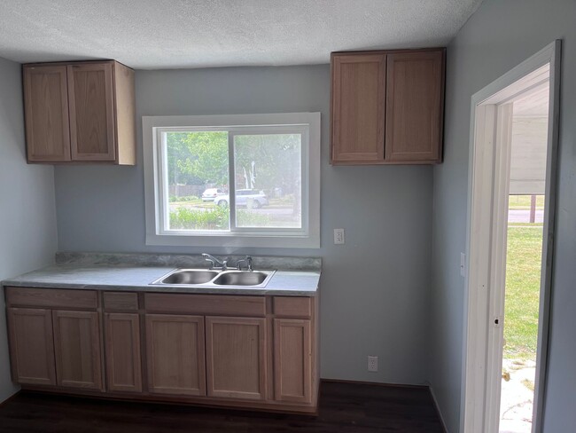 Building Photo - 1st floor apartment Ready now
