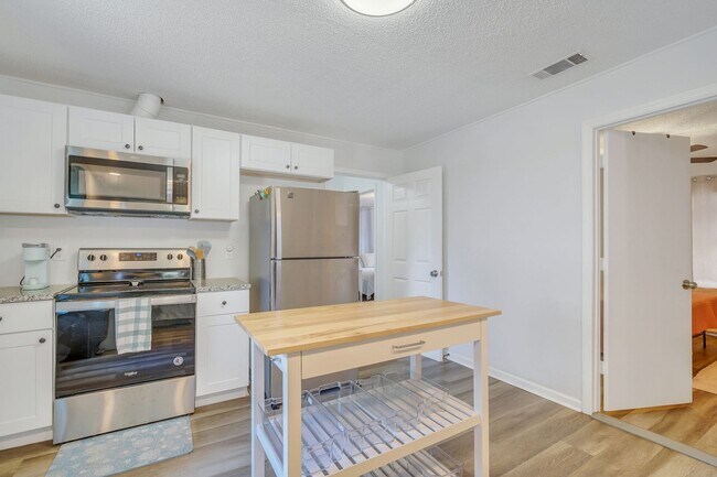 Building Photo - Adorable 3-Bedroom Get Away in Thunderbolt