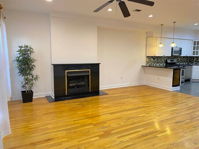 Building Photo - 303 7th St