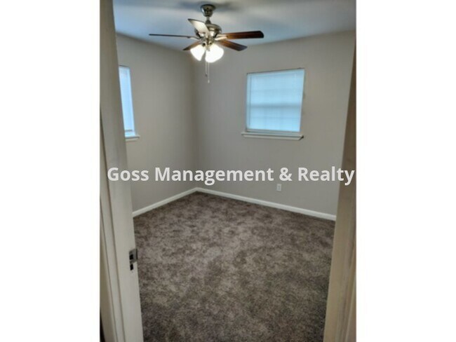 Building Photo - NEWLY REMODELED DUPLEX