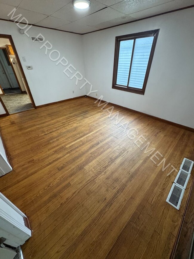 Building Photo - 3 Bedroom 1 Bathroom Home