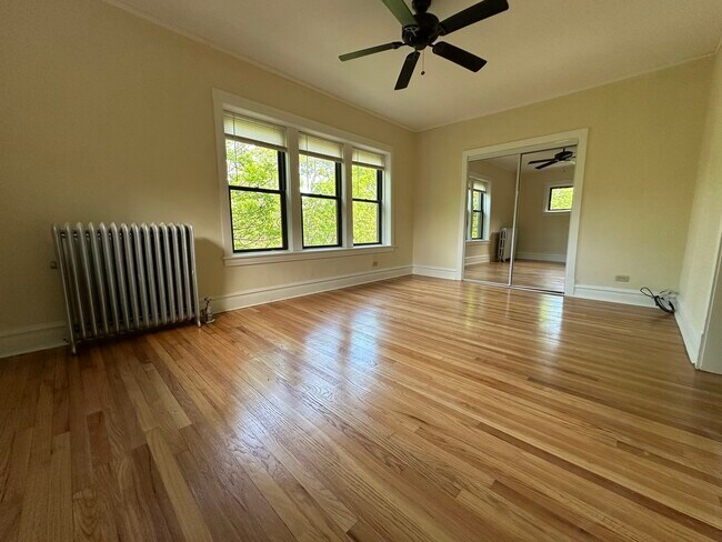 Building Photo - 4614 N Sacramento Ave