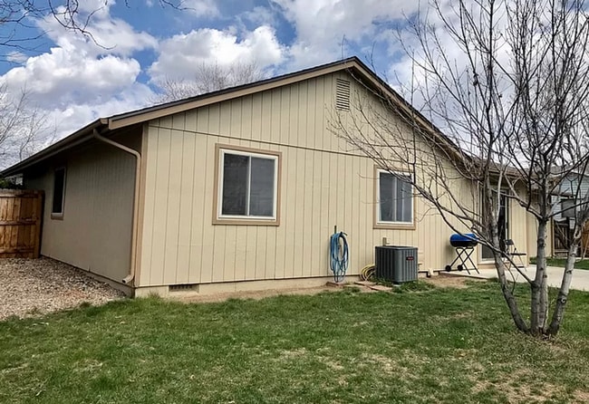 Building Photo - CHARMING 3 BED/1BATH W/ ATTACHED 2 CAR GARAGE