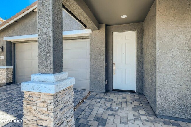 Building Photo - 9405 E Saturn Ave