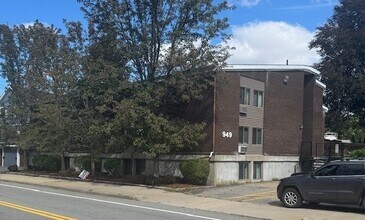 Building Photo - 949 Main St