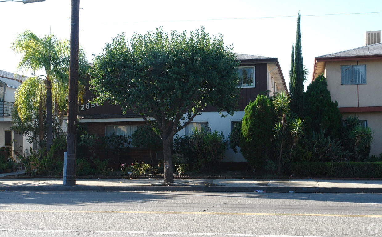 Building Photo - 12850 Oxnard St