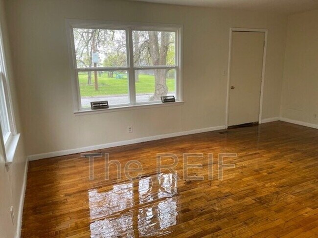 Foto del edificio - 1080 E Cornell Ave