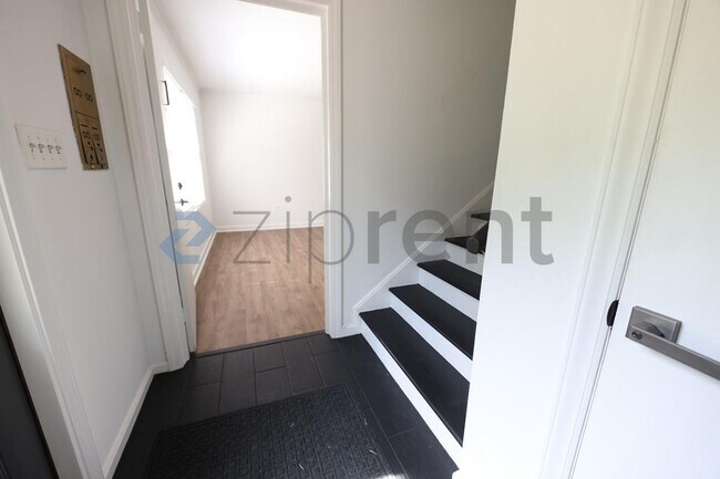 Building Photo - Unit 1