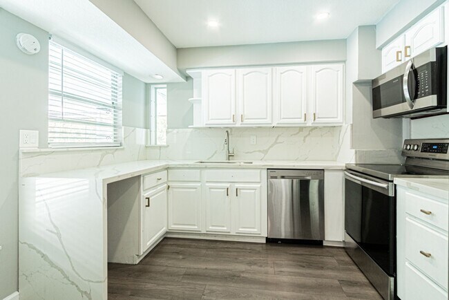 Building Photo - Pet-Friendly Home with Private Pool in Des...