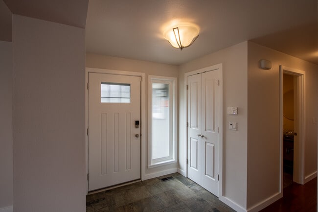 Entry w/coat closet - 13234 SE 261st St