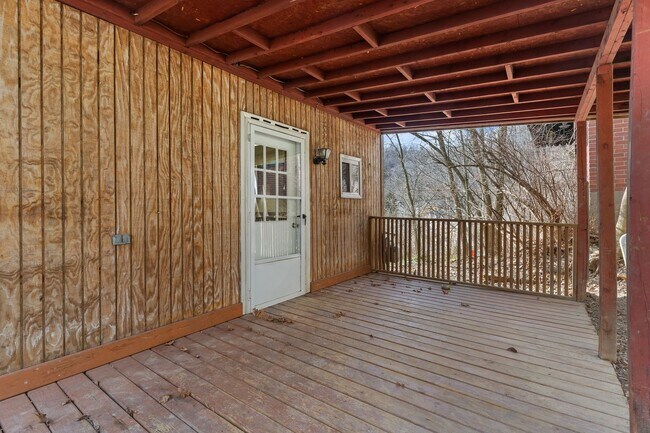 Building Photo - Beautiful Home with Central Air and Main F...