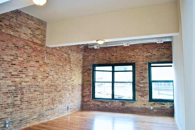 Building Photo - 2025 W North Ave